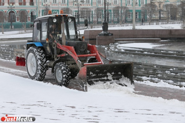 Коммунальщики вывозят грязь с улиц Екатеринбургами тоннами - Фото 1