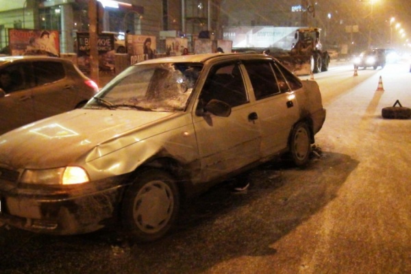 В центре Екатеринбурга двое пешеходов-нарушителей попали под машину - Фото 1