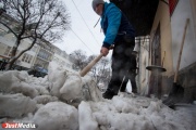 Службы благоустройства убирают снег в Екатеринбурге круглосуточно