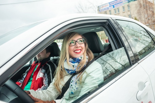Гонки для девушек состоялись в Екатеринбурге: более 60 красавиц показали себя в скоростном маневрировании - Фото 1