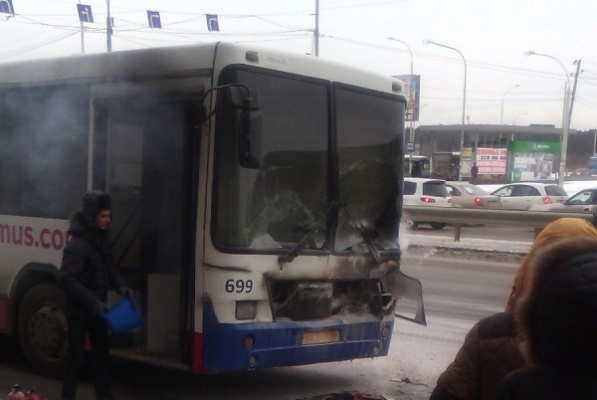В Екатеринбурге автомобилисты потушили загоревшийся автобус - Фото 1