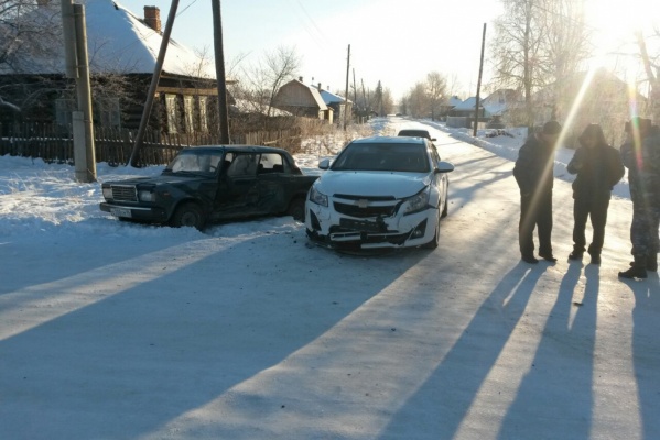 В Свердловской области иномарка протаранила «семерку», где находилась семьей из четырех человек. Пострадал трехлетний малыш - Фото 1
