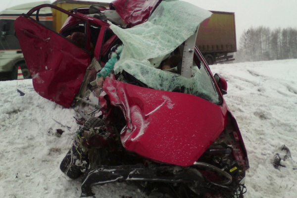 На Тюменском тракте в страшной аварии с грузовиком погибли две женщины и ребенок - Фото 1