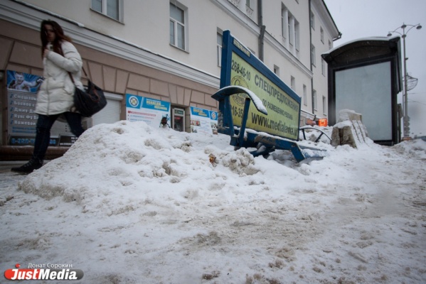ДТП, многочасовые пробки и задержка автобусов из Челябинска. Как на екатеринбуржцах сказался снежный уикенд - Фото 1