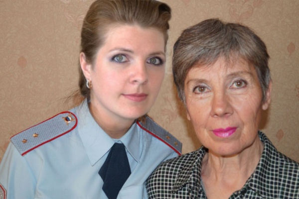 Свердловские полицейские сделали селфи со своими мамами - Фото 1