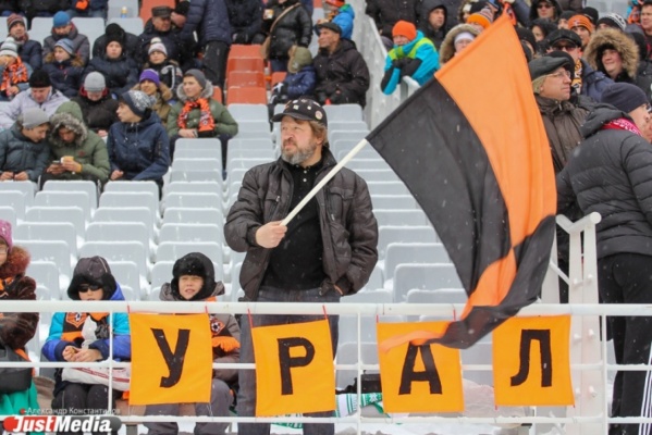 Снегопад и гречневая каша. «Урал» сыграл последний домашний матч в 2015 году - Фото 1