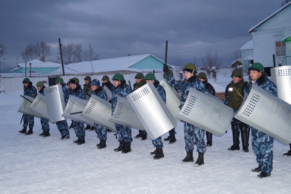 В Краснотурьинске сотрудники колоний учились пресекать массовые беспорядки и вести переговоры - Фото 1