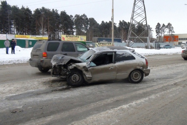 В Екатеринбурге водитель Toyota RAV-4 сбил пешеходов и врезался во встречную машину. Один человек погиб на месте - Фото 1