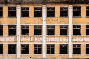 Фасад заброшенной больницы в Зеленой роще «украсили» костылями