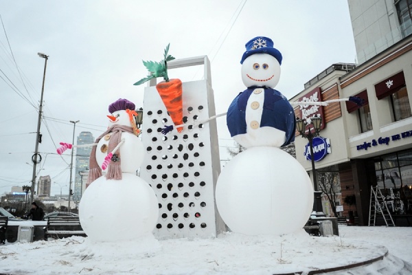 Трехметровые снеговики вышли на зимний митинг в центре Екатеринбурга - Фото 1