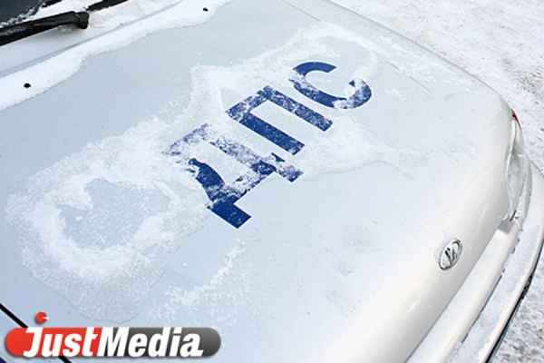 Женщина за рулем «Тойоты Короллы» врезалась в патрульный автомобиль ГИБДД, припаркованный на обочине - Фото 1