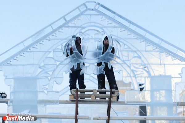 Участники фестиваля ледяных скульптур начали делать свои шедевры на площади 1905 года - Фото 1