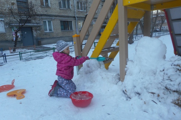 Конкурс добрых дел: екатеринбургский журналист и его семилетняя дочка строят во дворе снежный Камелот - Фото 1