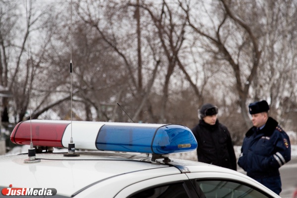 В Екатеринбурге налетчик на угнанном Range Rover с заложницей протаранил пять автомобилей - Фото 1