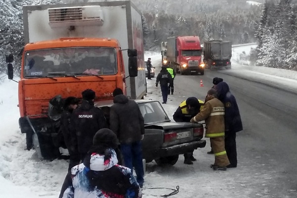 На Пермском тракте ВАЗ-«семерка» врезался в КАМАЗ. Погиб пассажир легковушки - Фото 1
