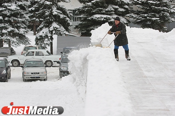 На борьбу со снегом брошены более 300 единиц техники и 130 рабочих - Фото 1