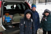 Конкурс добрых дел: екатеринбургские школьники собирают вещи для детей-отказников и мастерят кормушки для птиц