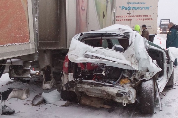 На Тюменском тракте столкнулись два грузовика и легковушка. Два человека госпитализированы - Фото 1