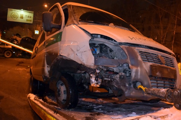 В Екатеринбурге «Приора» столкнулась с инкассаторским автомобилем. Пострадали четыре человека - Фото 1