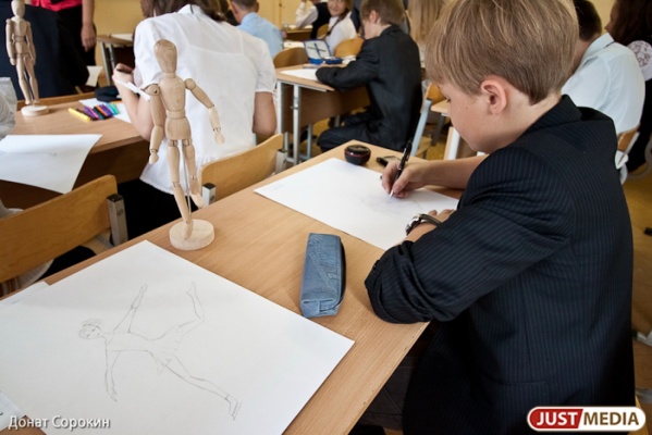 В Екатеринбурге начинают работать горячие линии по приему детей в первый класс. ТЕЛЕФОНЫ - Фото 1