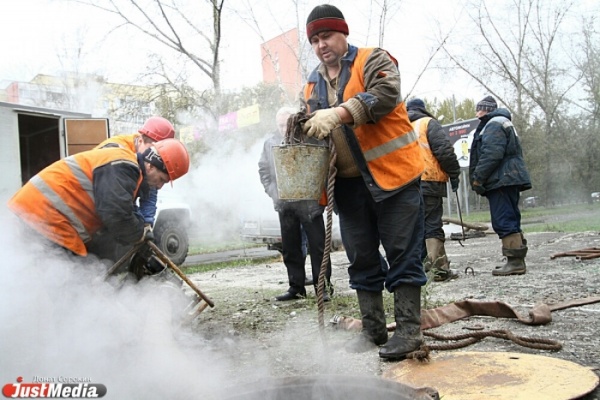 Работники Свердловских тепловых сетей отремонтировали протекающий трубопровод на улице Фурманова - Фото 1