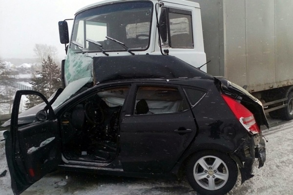 На Серовском тракте, столкнувшись с МАЗом, погибла женщина-водитель - Фото 1