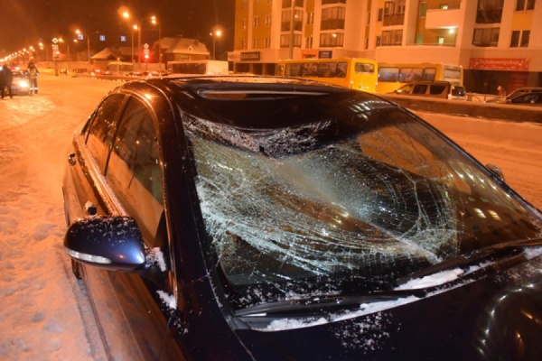 Житель Екатеринбурга попал под машину, переходя дорогу на красный свет - Фото 1