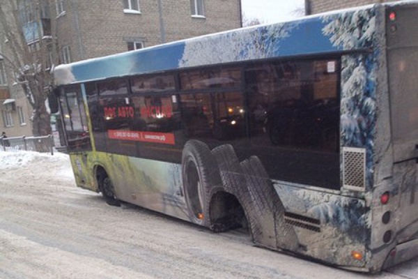 На Шевченко у автобуса на ходу отвалились два задних колеса - Фото 1