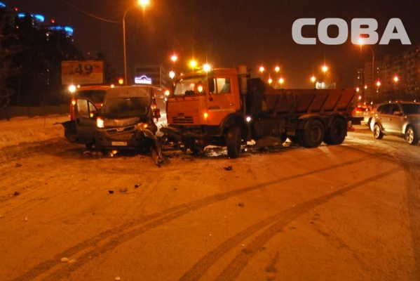 На ВИЗе столкнулись две снегоуборочные машины и микроавтобус - Фото 1