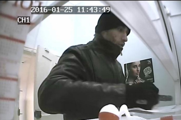 Полиция Екатеринбурга разыскивает неизвестного, совершившего разбойное нападение на ломбард. ФОТО  - Фото 1