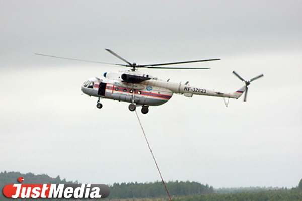 Уральские спасатели отрабатывают навыки десантирования с вертолета - Фото 1