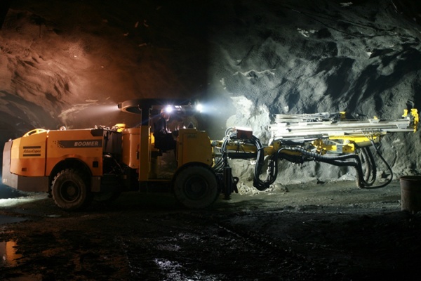 Подземный рудник Гайского ГОКа обзавелся своими «Бумерами» - Фото 1