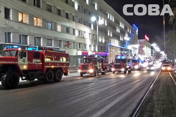 В центре Екатеринбурга загорелся отель «Гранд Авеню» - Фото 1