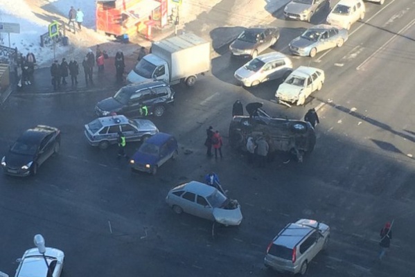 В центре Екатеринбурга «двенашка» завалила на бок Toyota  - Фото 1