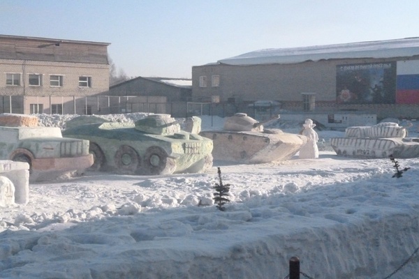 В Верхотурье к 23 февраля создали автопарк военной техники из снега - Фото 1