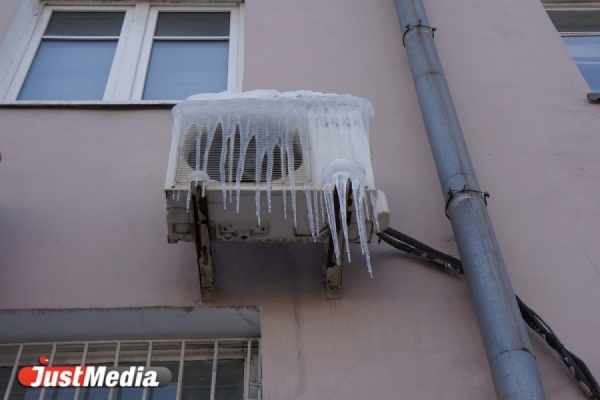 Мэрия Екатеринбурга обещает очистить крыши от снега и льда в течение двух недель - Фото 1