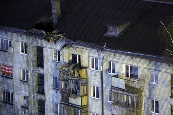 Почти все жильцы пострадавшей при падении башенного крана пятиэтажки вернулись домой - Фото 1