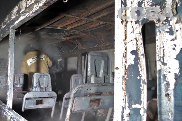 В Екатеринбурге в гараже сгорел пассажирский автобус - Фото 1