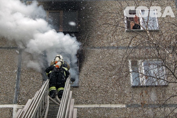 Пожарные тушат возгорание в многоквартирном доме на улице Волгоградской - Фото 1