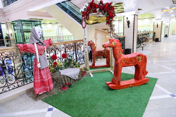 Посетители Центрального универмага «Пассаж» в праздничные дни могли сделать селфи с уникальными арт-объектами - Фото 1