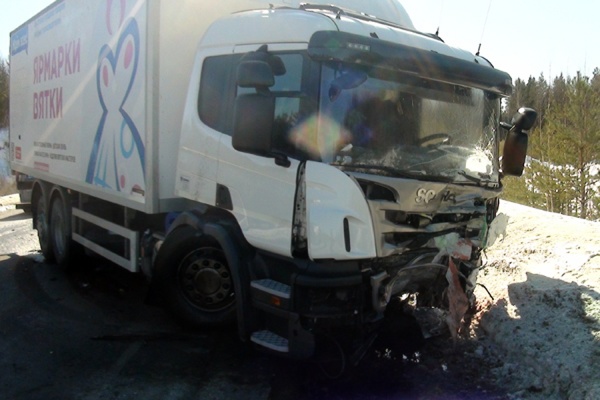 На Серовском тракте «Лада» врезалась в грузовик. Водитель легковушки погиб на месте - Фото 1