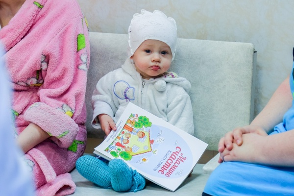 «Эта книга — не рекламный буклет, а подспорье для каждой матери». В Екатеринбурге молодые мамы получили первые экземпляры книги «Мамино счастье» - Фото 1