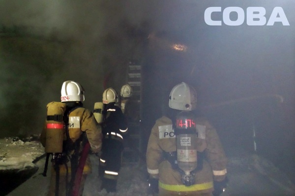 Крупный пожар в центре Екатеринбурга: на Свердлова сгорело заброшенное здание - Фото 1