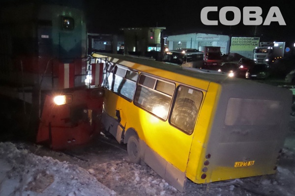 В Екатеринбурге столкнулись пассажирский автобус и тепловоз - Фото 1
