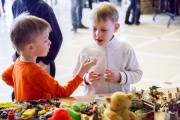 В Екатеринбурге дети продали тонну кукол и плюшевых мультяшных героев на «Ярмарке старых игрушек»
