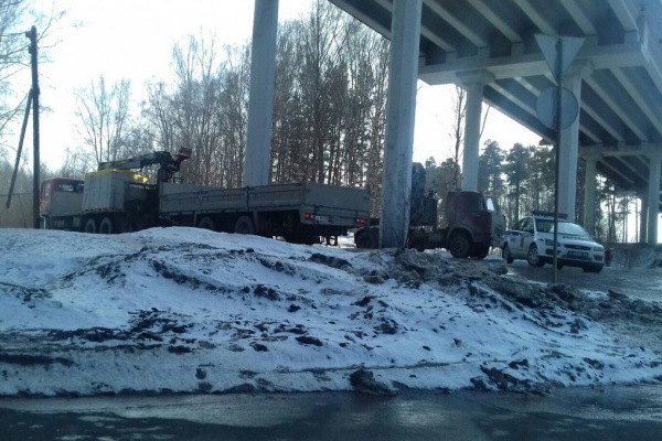  В Екатеринбурге манипулятор врезался в мост и раскидал по дороге железобетонные кольца. ФОТО - Фото 1