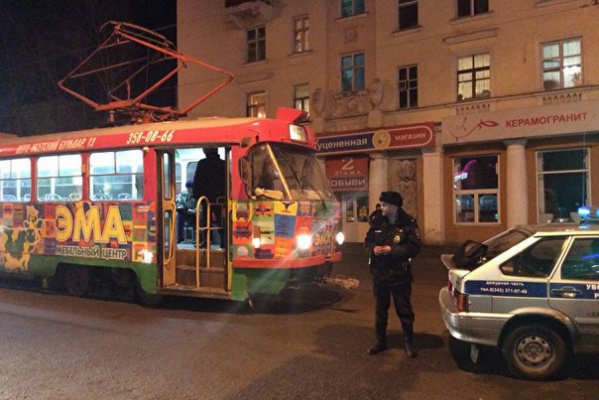 В центре Екатеринбурга полиция оцепила трамвай. ФОТО - Фото 1