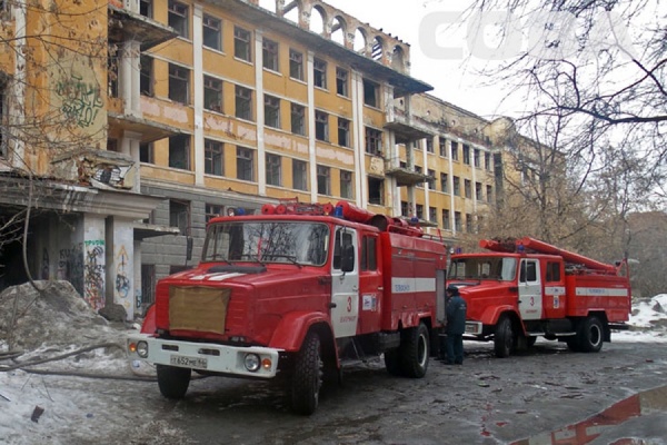 В Зеленой Роще горело заброшенное здание больницы скорой помощи - Фото 1