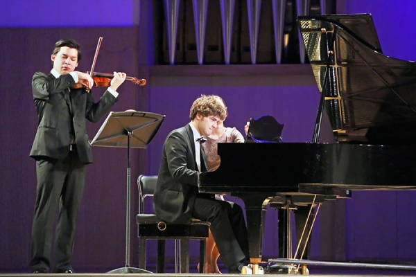 Лукас Генюшас и Айлен Притчин выступят в Свердловской филармонии - Фото 1