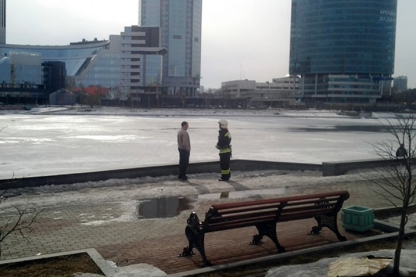 В Екатеринбурге неизвестный прохожий спас из ледяной воды ребенка - Фото 1